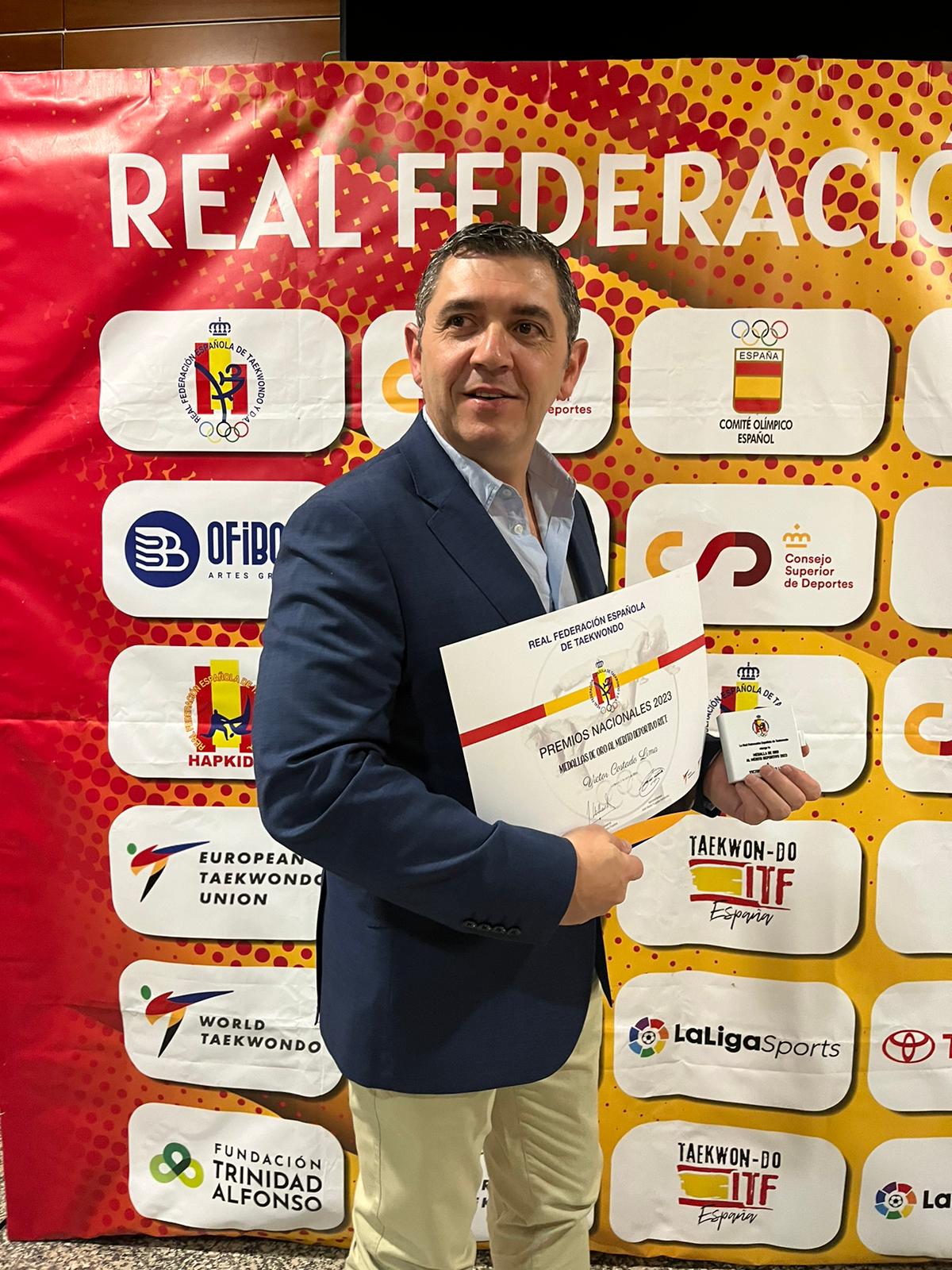 Víctor Costado recibió la medalla de oro al mérito deportivo de la federación española de taekuondo